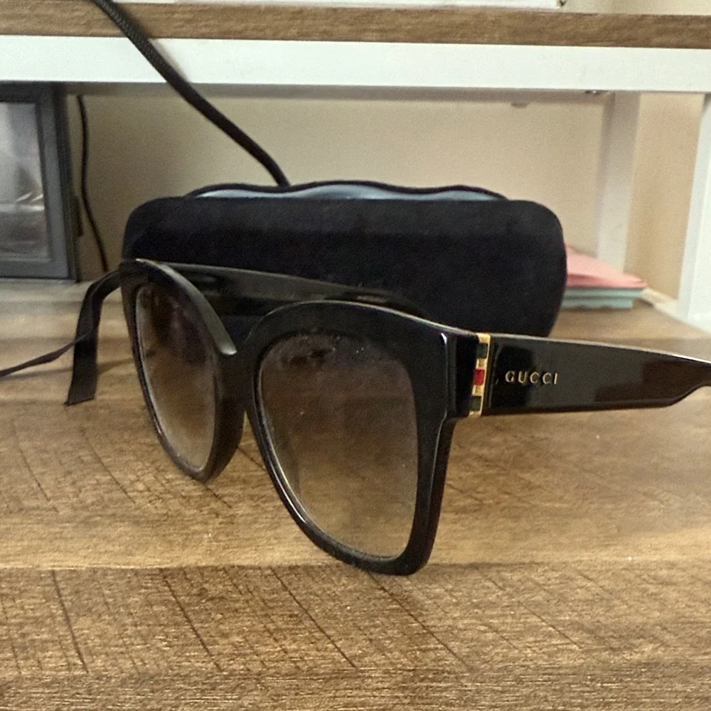Gucci Women's Black Oversized Glasses - Picture 3 of 3